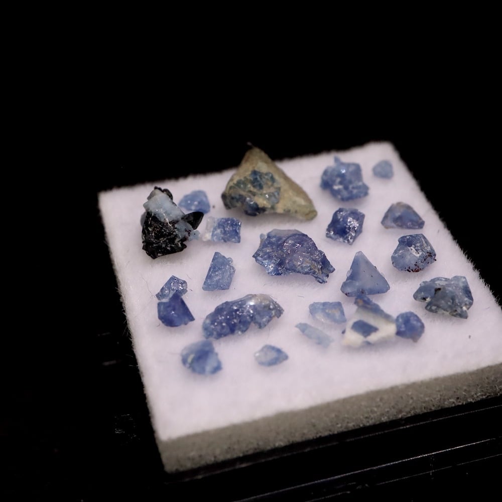 ベニトアイト ベニト石 結晶 BN283 鉱物 天然石 原石 宝石