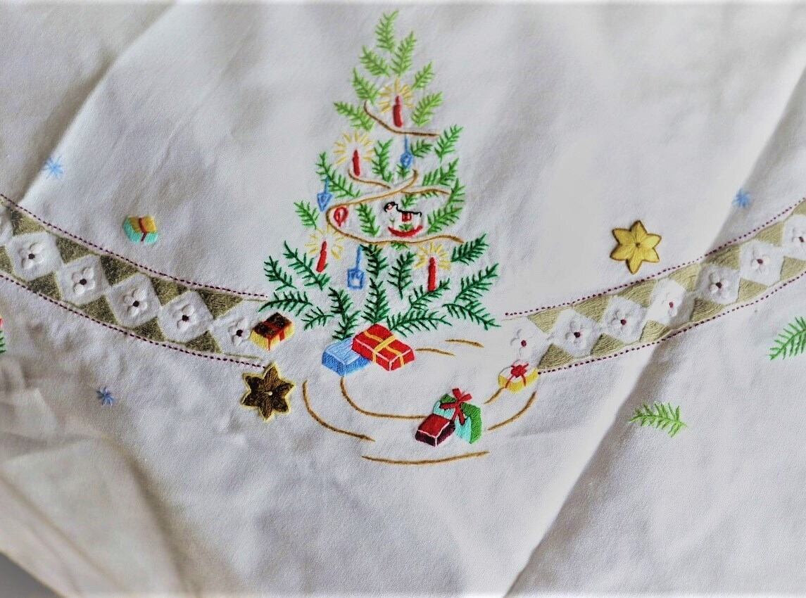 クリスマス刺しゅう 大判円形テーブルクロス黄 青