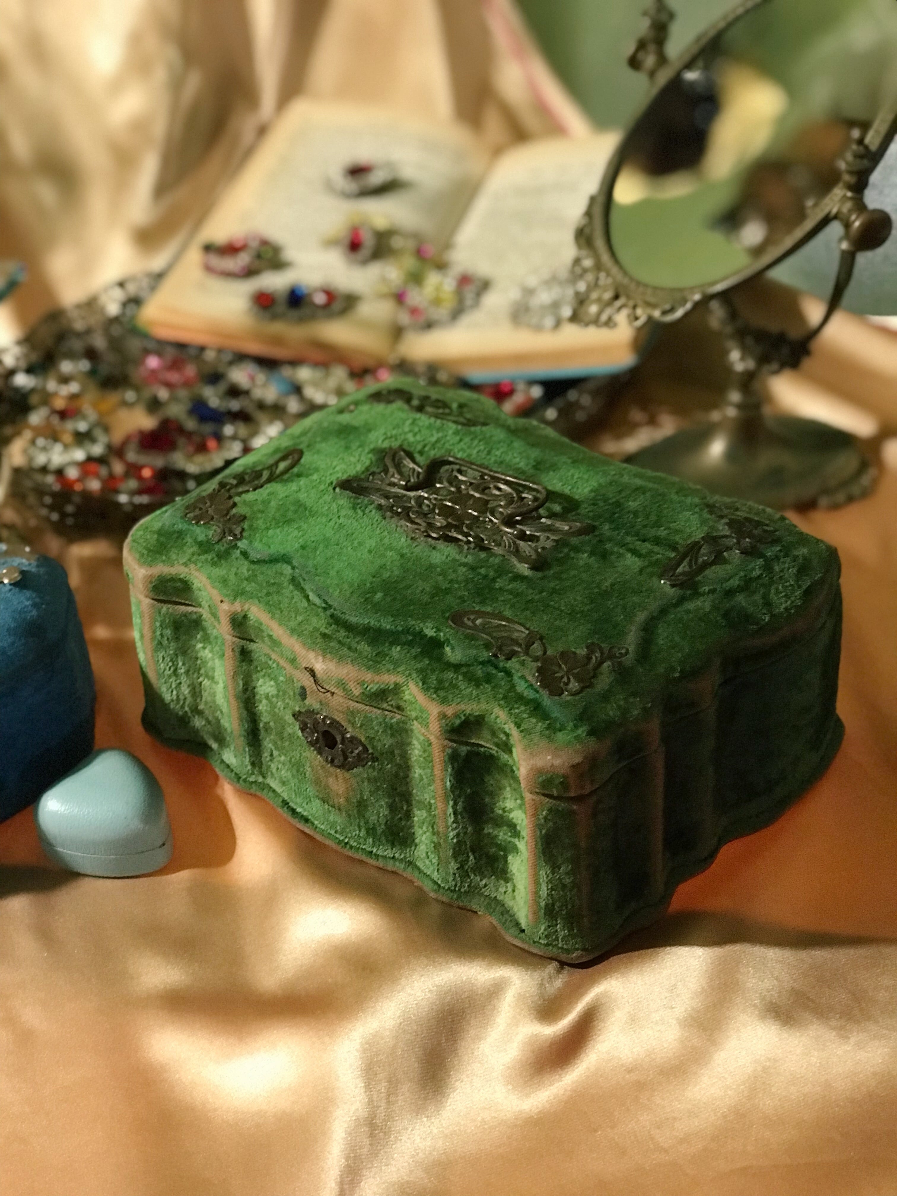French Antique green Velvet × pink silk jewelry box ( アンティーク