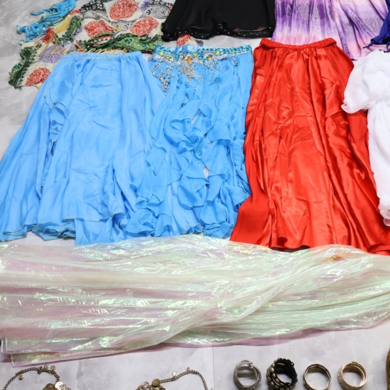 ベリーダンス 衣装 まとめ売り 70点以上 セット トップス スカート ズボン チョリ ピアス ネックレス 黒 白 金 青 赤 上下セット 練習 レッスン アクセサリー パンツ ハーレムパンツ ワンピース ドレス 頭飾り 花 つけまつげ ウィング オリエンタル
