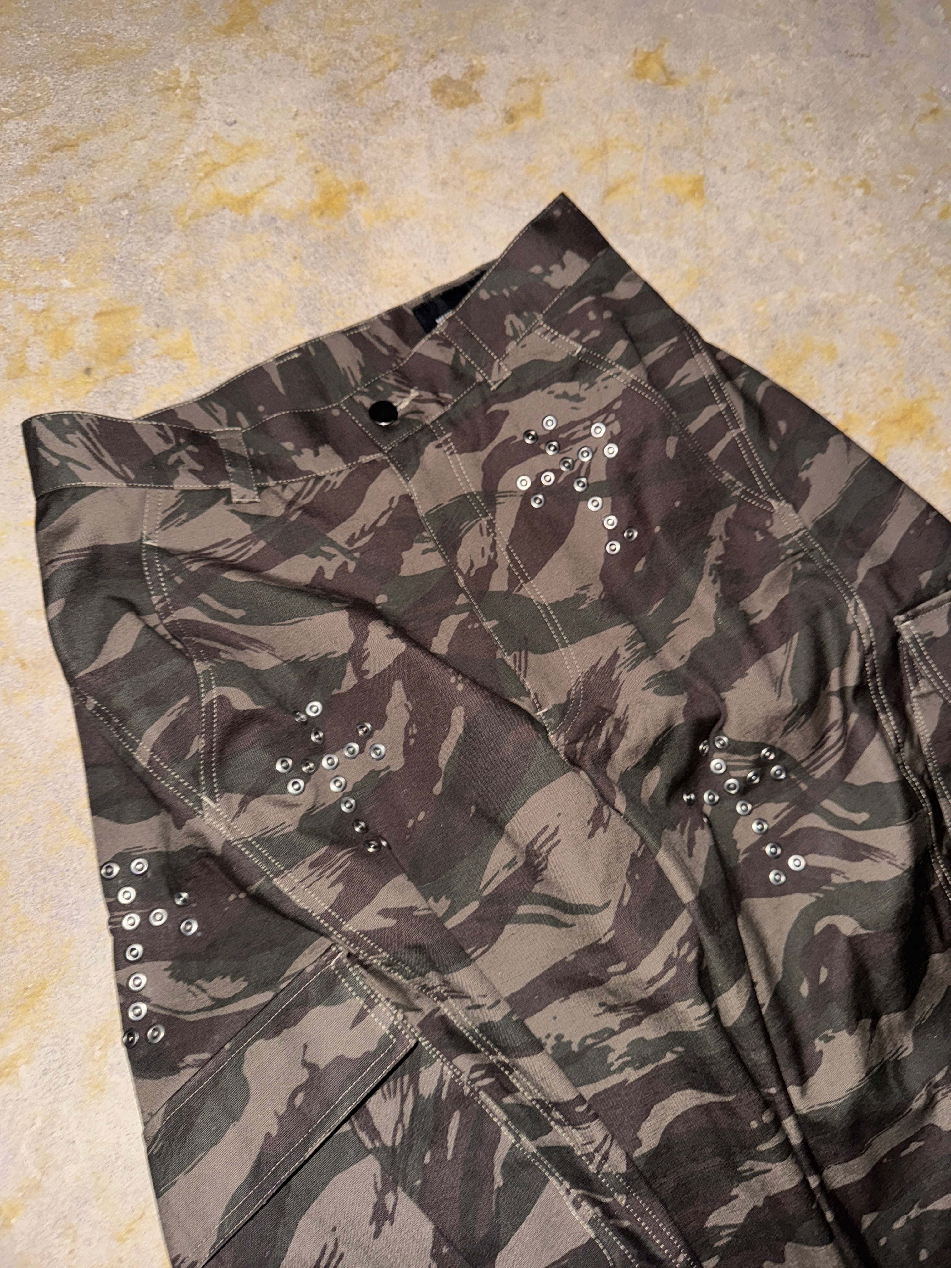 YUKI HASHIMOTO | SHORT BAGGY TWISTED MILITARY PANTS WITH CROSS
