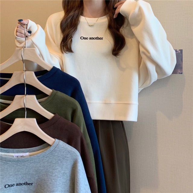 トップス レディース プルオーバー スウェット トレーナー 5色 ラウンドネック ショート丈 ロゴ 長袖 ルーズ ゆったり オーバーサイズ ドロップショルダー 体型カバー 着痩せ 個性的 大人可愛い かわいい カジュアル ナチュラル 韓国 送料無料 ファッション コーデ キュート おしゃれ お洒落 お買い物 ママコーデ 春 秋 冬 カラー豊富 ロングシーズン お出かけ デート 女子会 通学 学生 普段着 普段使い 着回し フリーサイズ 10代 20代 30代 プチプラ