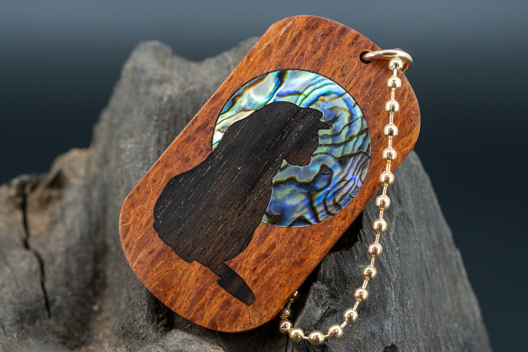 【 強さと美しさの象徴】 シーオーク ドッグタグ 象嵌 横を向く上品な猫