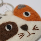 ハンドメイド 羊毛フエルトのキーチャーム 黒猫さん/三毛猫さん