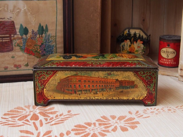 イギリスアンティーク　ビスケット缶　BISCUIT TIN　