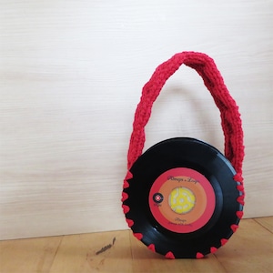 本物のレコードで出来たバッグ「bagu 」cotton strings red アップサイクル(UP cycle) AB-103CR