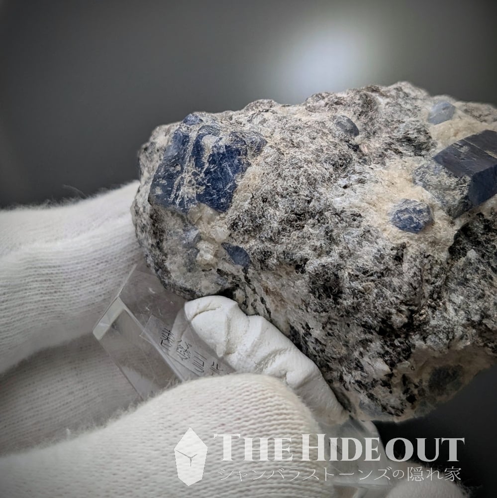 ヒマラヤ産鉱物原石標本010 タプレジュン地区産コランダム（サファイア