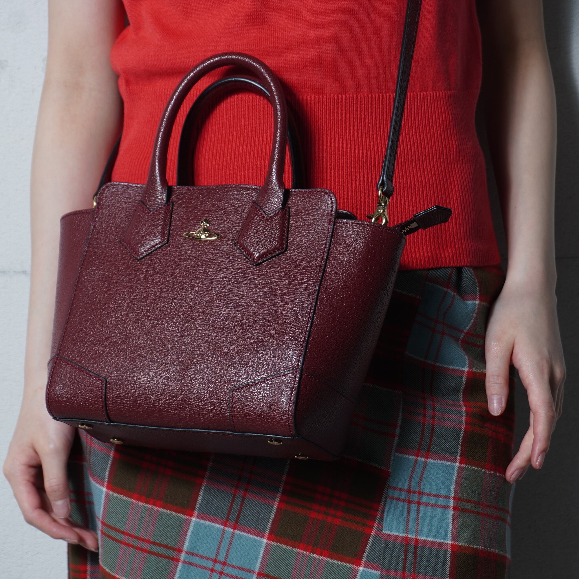 ♥　Vivienne Westwood ショルダーバッグ オーブロゴ Vivienne Westwood】ヴィヴィアンウエストウッド オーブロゴ2WAYレザー