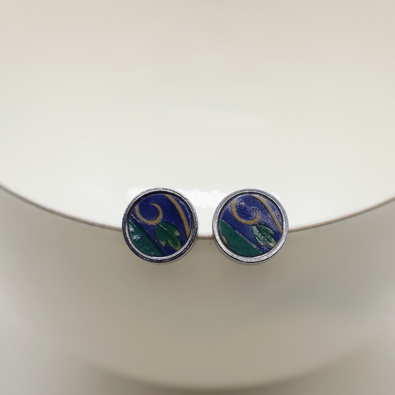 Stud earrings14