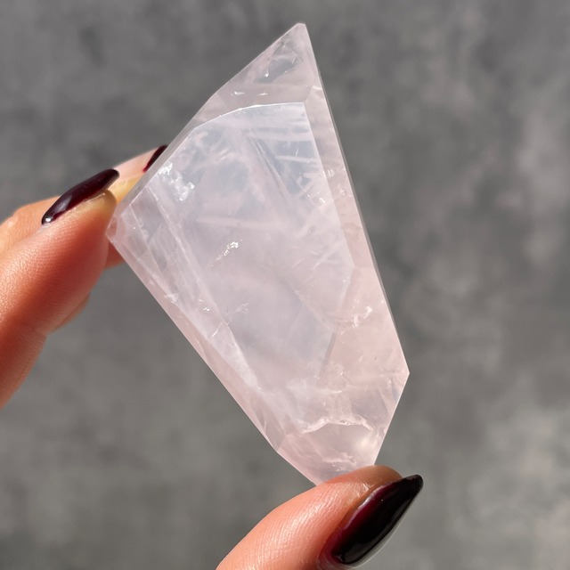 ブラジル・バイーア州産 ローズクォーツ ポリッシュポイント｜シャープな結晶感｜一点もの