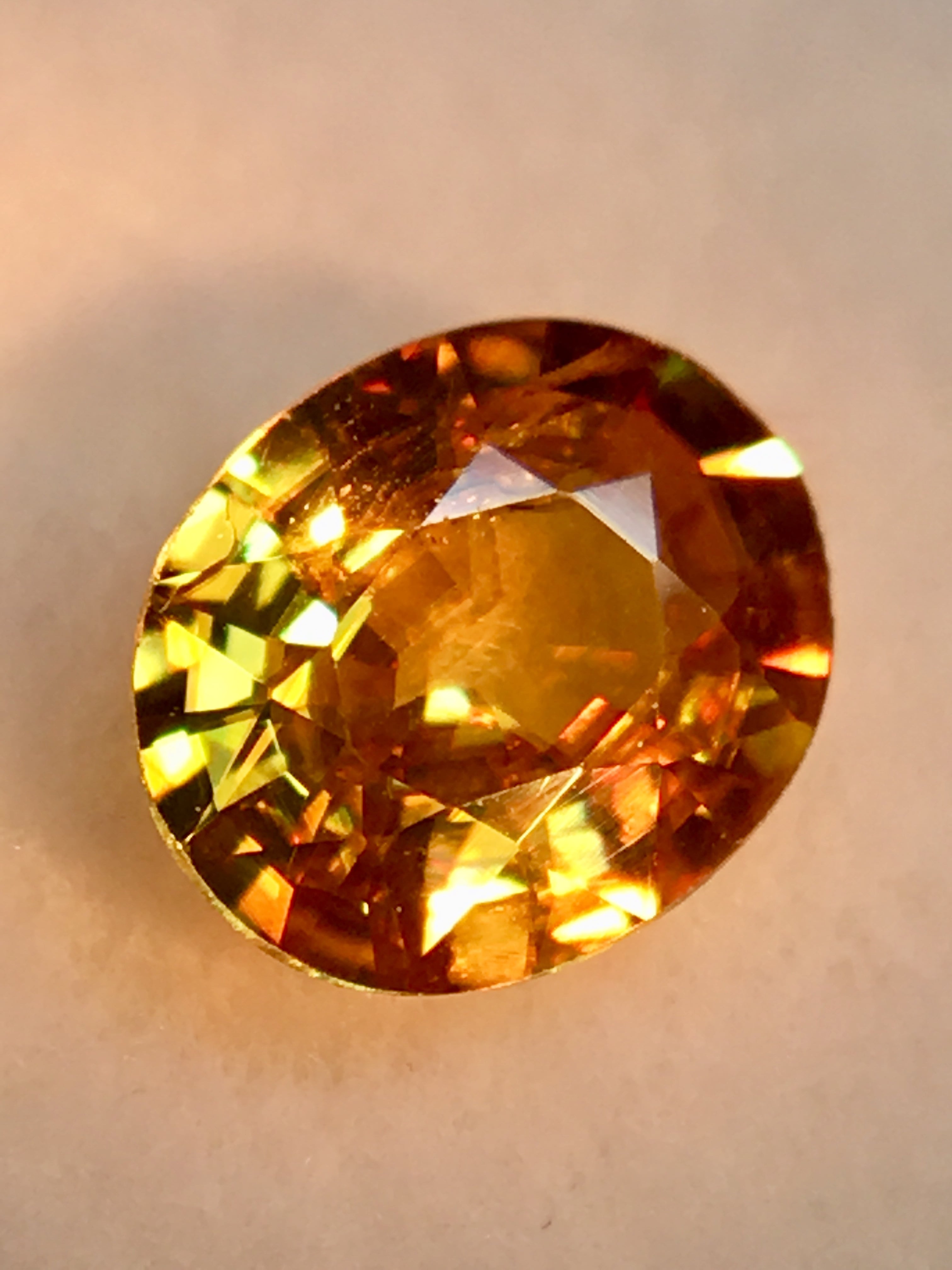 華やかで眩い虹色の輝き 1.6ct UP 天然 スフェーン ルース | Frederick’s Gems&Jewelry powered by BASE