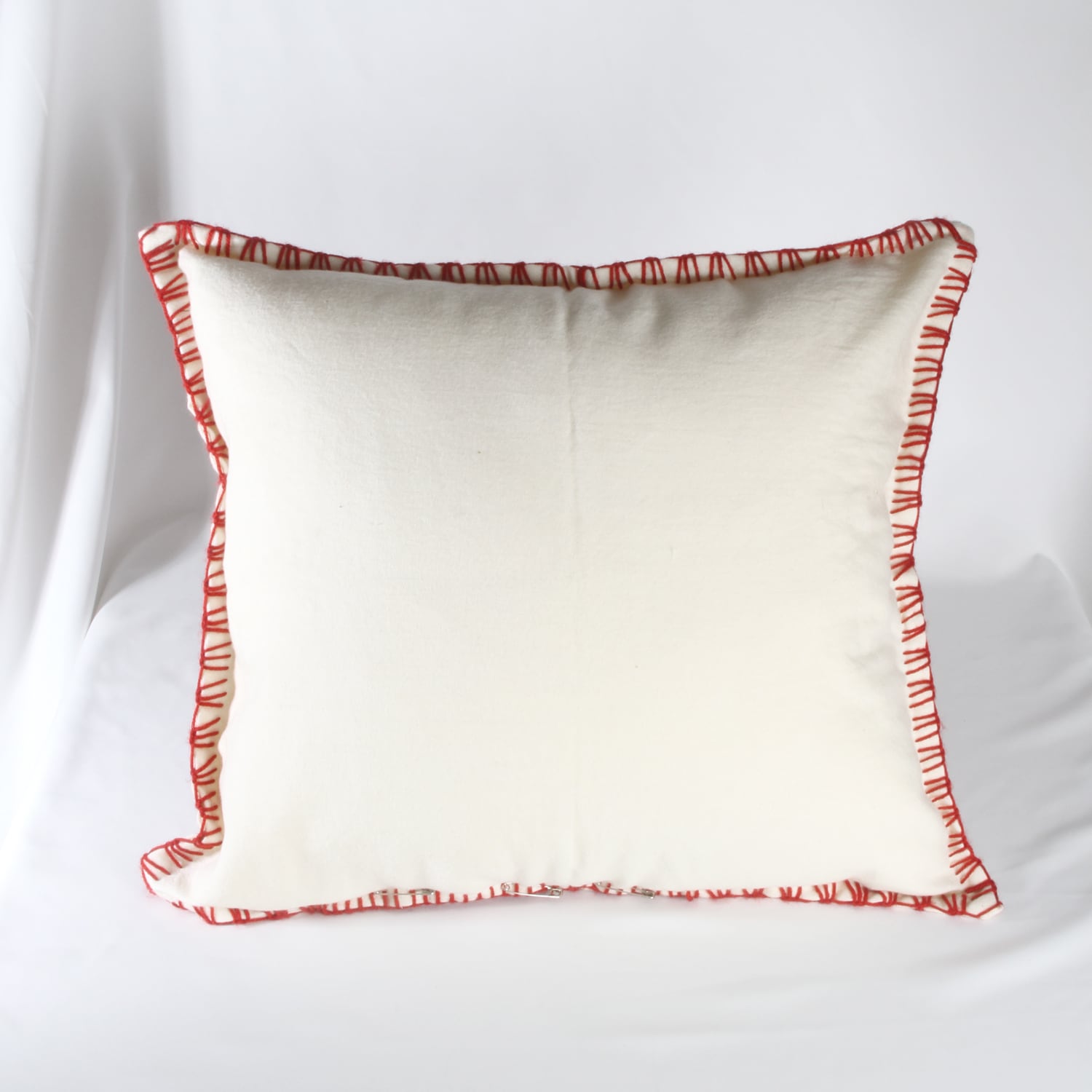 イーラーショシュ刺繍のクッションカバー（赤） | kolbenova