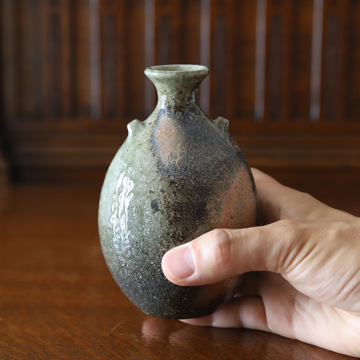 両サイドの耳が特長的で、塩釉特有の光沢感と、窯変が醸し出す色の変化