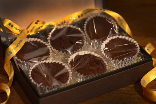 口の中に入れた瞬間、カカオの香り豊かなチョコレートがとろけだす。 ニコラシャール特製とろけるフォンダンショコラ。