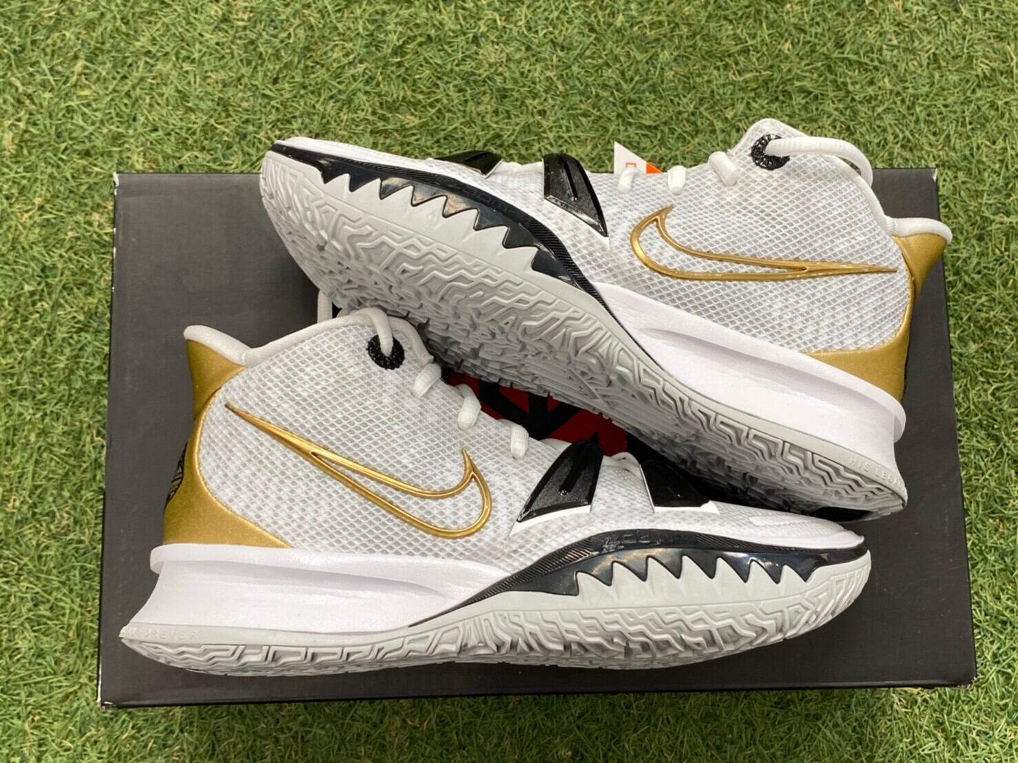 NIKE KYRIE 7 EP WHITE/METALLIC GOLD-BLACK-GREY CQ9327-101 23cm  