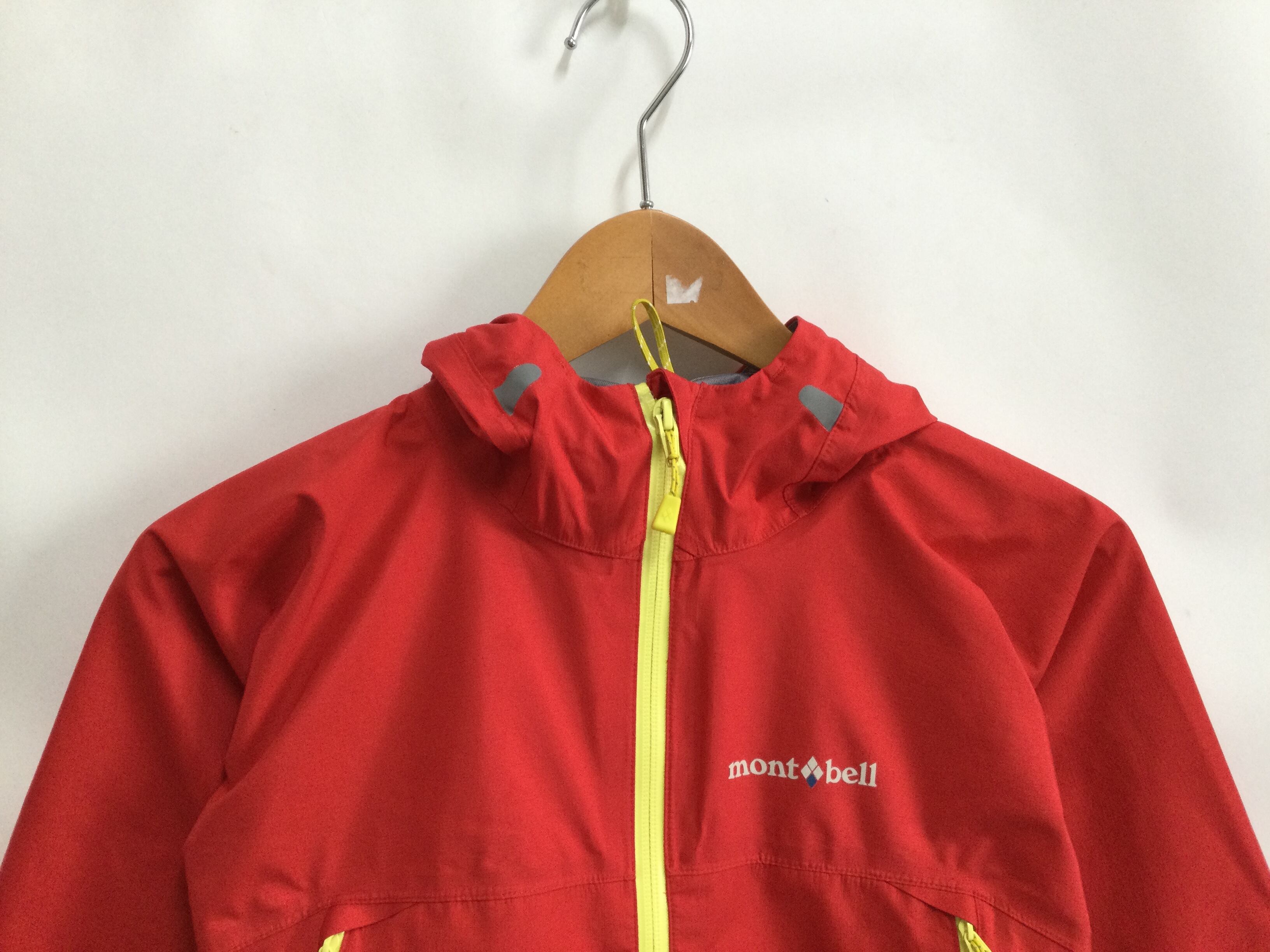 【美品】mont-bell　モンベル　150cm　レイントレッカー上下　収納袋付 mont-bell レインウェア 上下 150 赤 収納袋つき mont-bell モンベル
