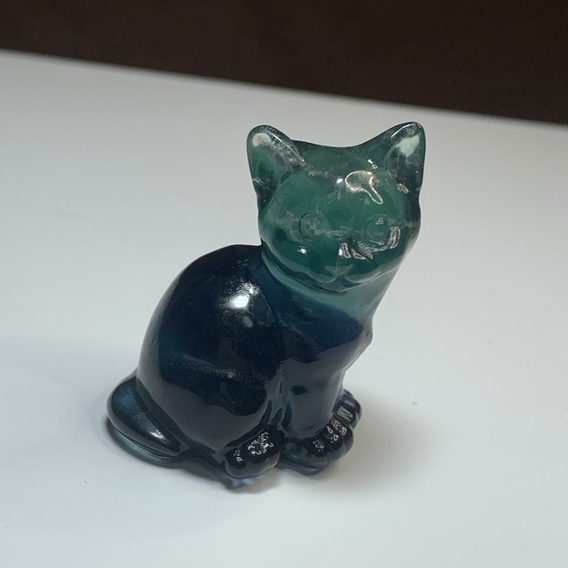 3.ちょこんと座っている可愛いフローライトねこ