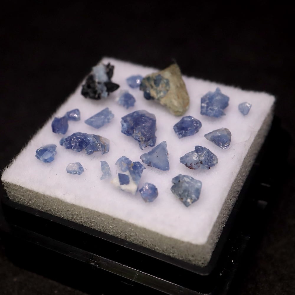 ベニトアイト ベニト石 結晶 BN283 鉱物 天然石 原石 宝石