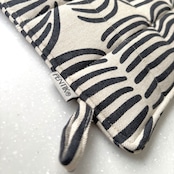 【PENTIK】 Vilja Potholder(ヴィリヤ ポットホルダー) ブラック 21×21 cm