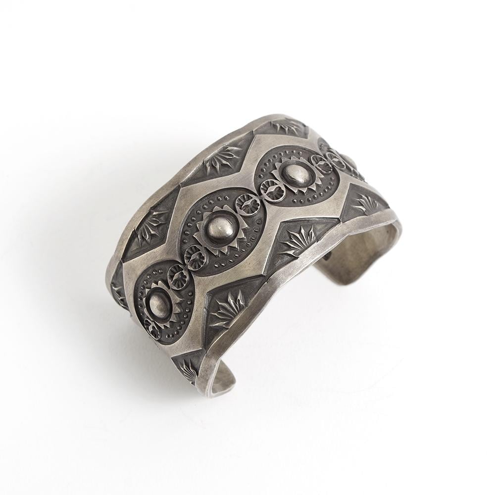 INDIAN JEWELRY インディアンジュエリー】Navajo Stampwork Widebangle