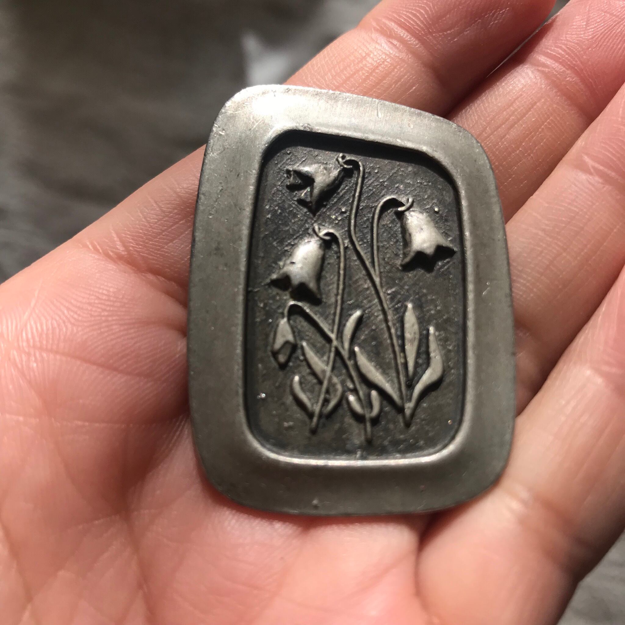 スウェーデンのピューターのブローチ1