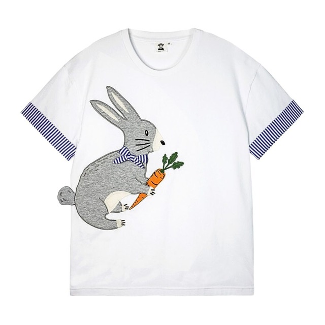 子供心を思い出すにんじんを持ったグレーのウサギ袖口ストライプTシャツ【メンズ】　E00228