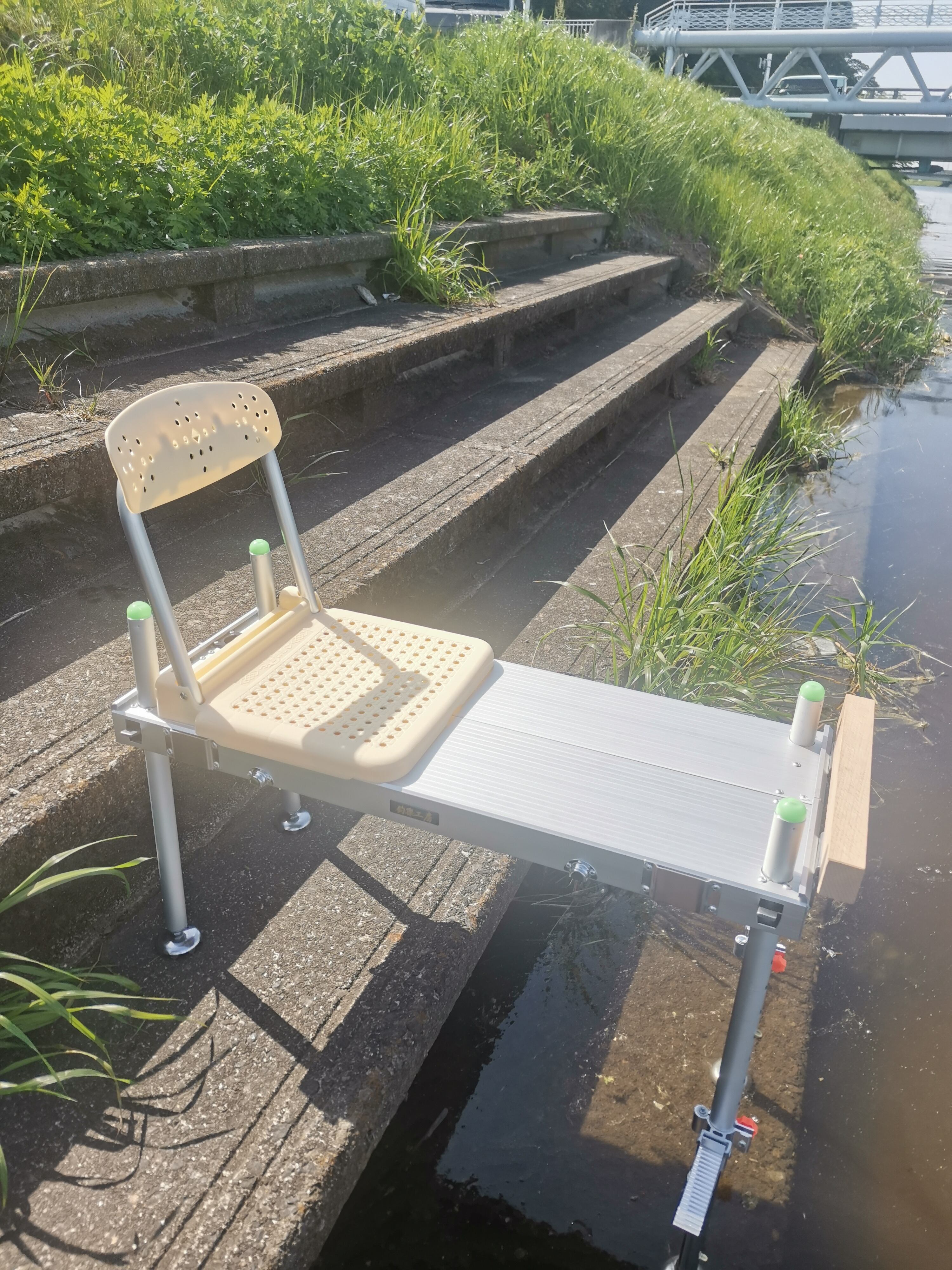 釣楽工房製アルミミニ釣台CR-7530 ☆使用時サイズ長さ75cm 幅30cm 収納  