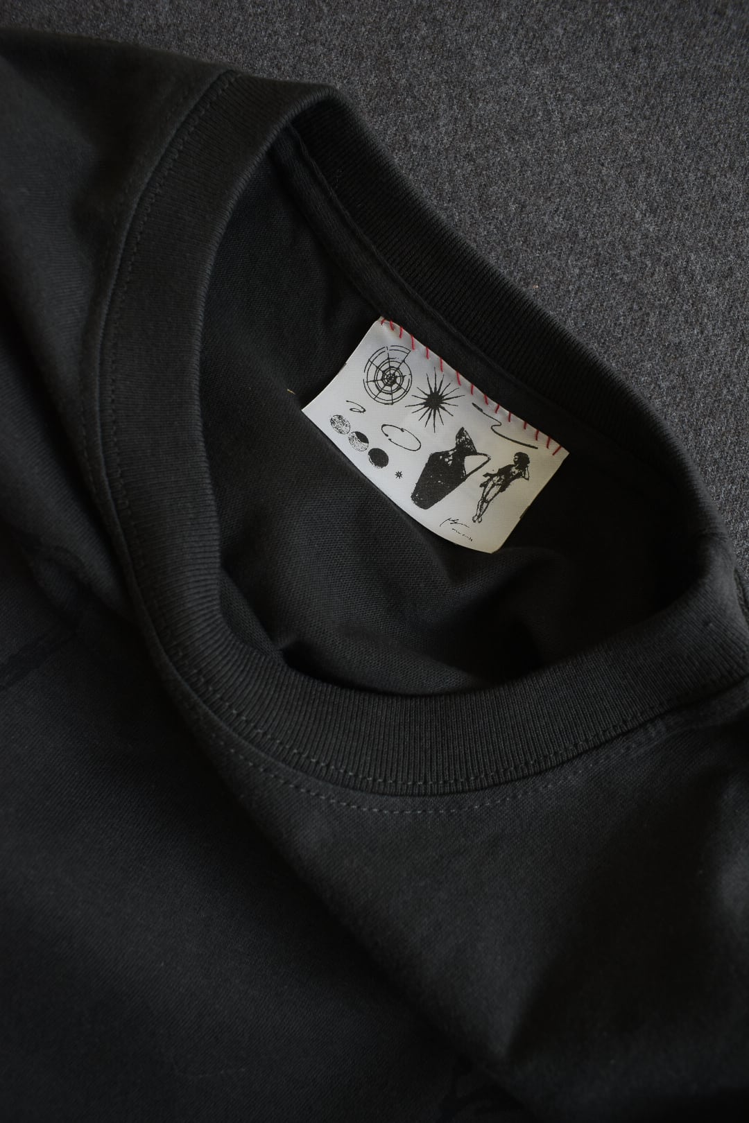 受注生産】physis block-printed Tshirt /charcoal | physis (ピュシス)