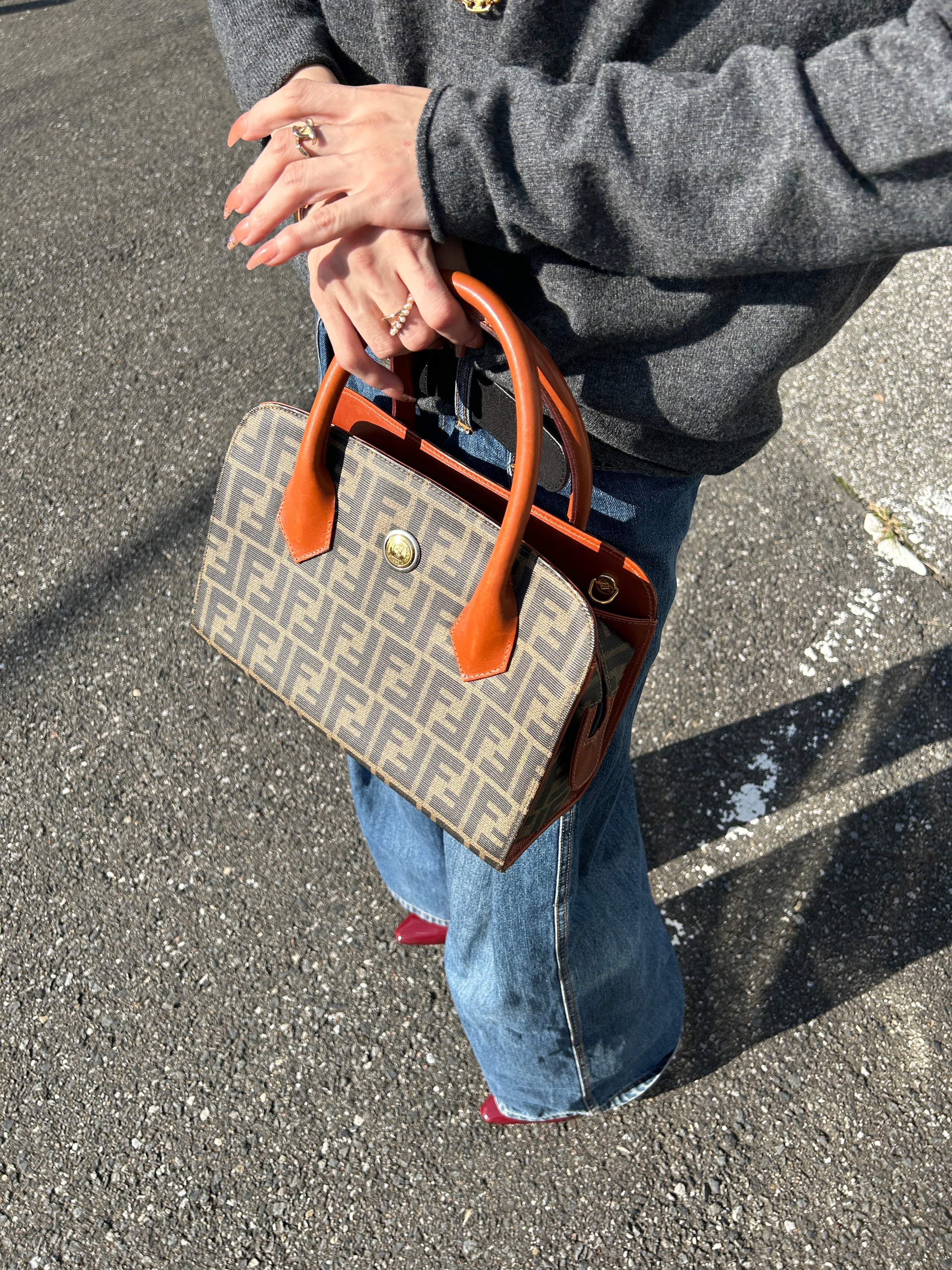 ✨FENDI✨フェンディ✨ズッカ柄✨ブラウン✨ハンドバッグ✨袋付き✨ FENDI フェンディ ズッカ ハンドバッグ ブラウン ロゴ PVC レザー