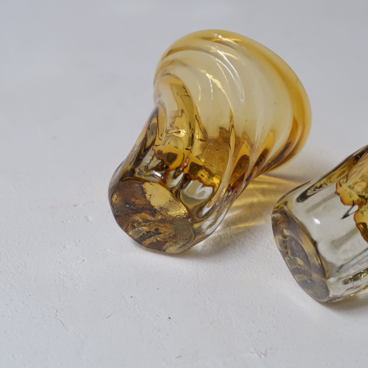 琥珀色のガラスのおちょこ