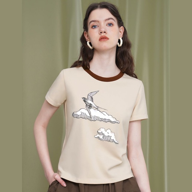 ツバメが空を飛ぶネックラインTシャツ　E00127