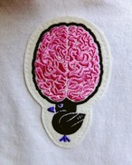 ハート生きカエルと頭デッカチに成り過ぎると飛びにくくなるよバトの刺繍ワッペンTシャツ C/#風に吹かれて歩いてゆくのさ白い雲のように