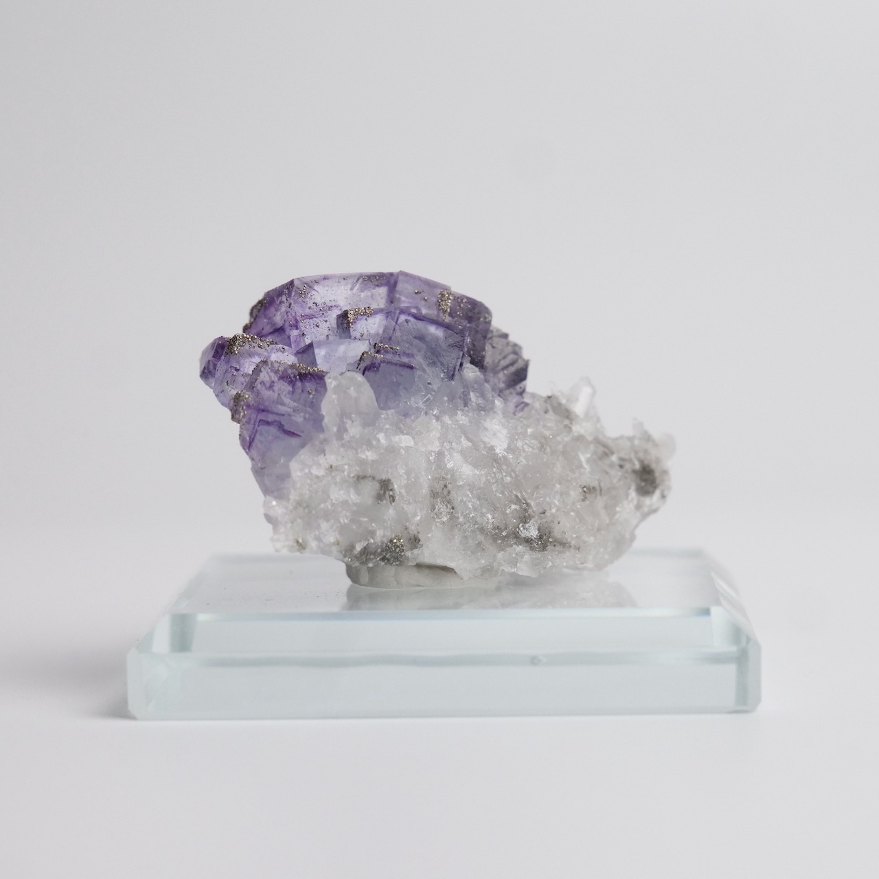 ヤオガンシャン産 フローライト パイライト クリアクォーツ / 原石 標本