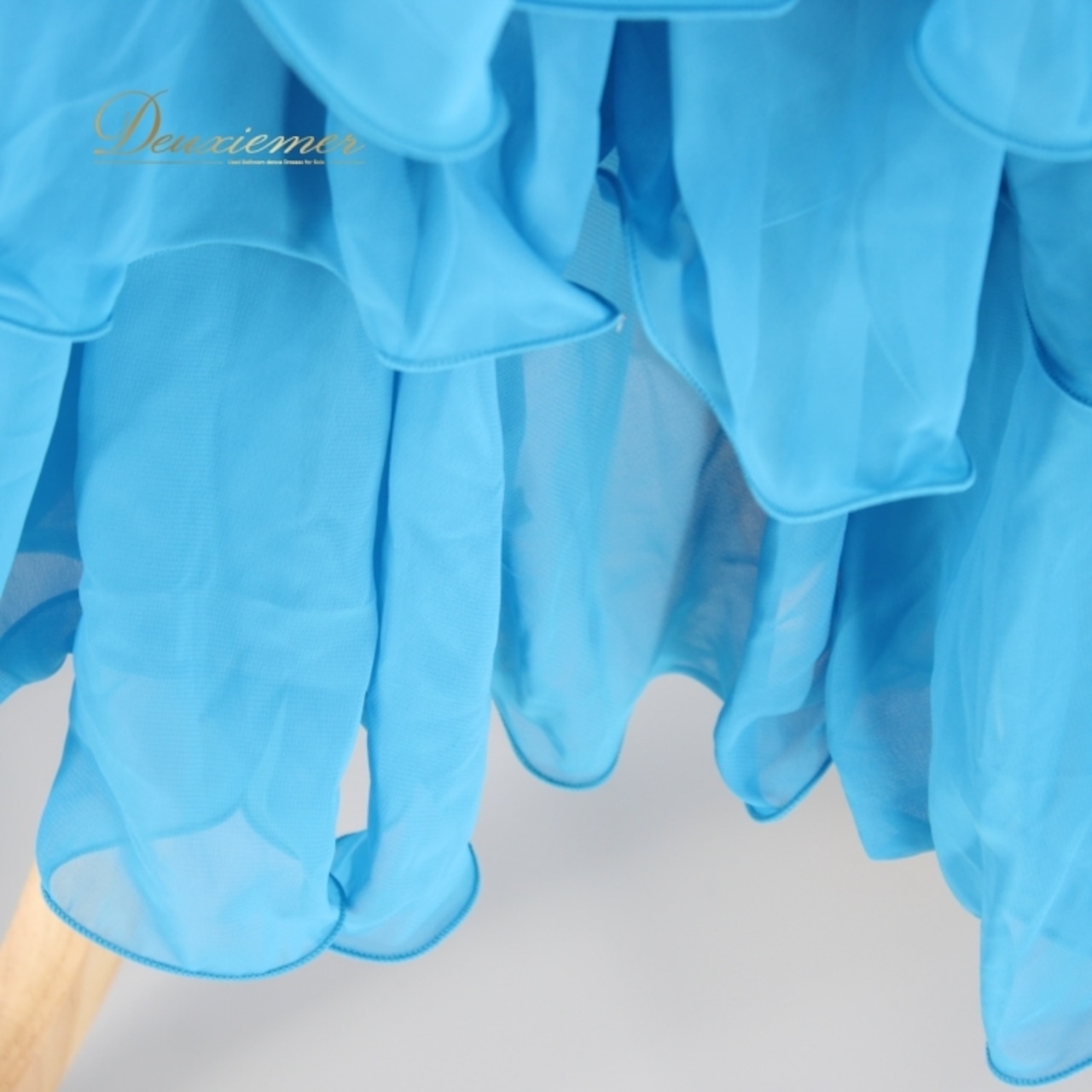 社交ダンス 衣装 スタンダード ドレス ワンピース パーティドレス レディース オールシーズン 水色 ライトブルー系 フリル スパンコール 派手 ライトブルー フォーマル フェスティバル フラワー モチーフ エレガント オシャレ ダンスウェア ステージ衣装 夜会 薔薇 デザイン パーティ 衣装 プロ仕様 伸縮性あり 高品質 ポリエステル素材 美しいライン 目立つ スキルアップ パフォーマンス