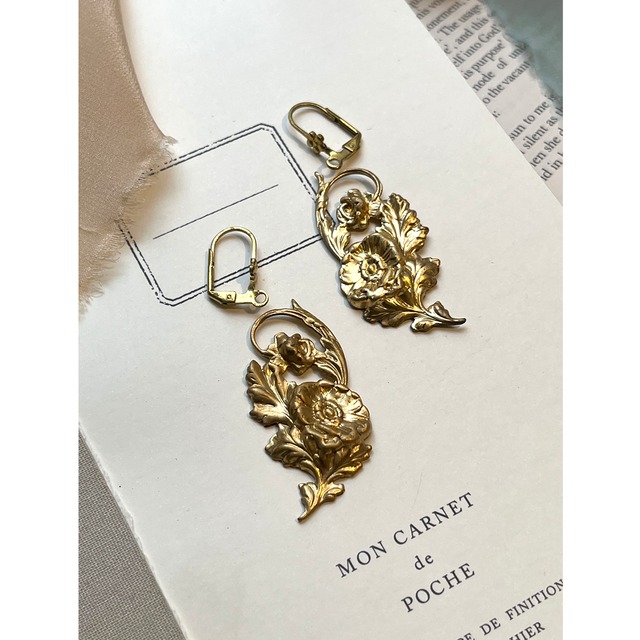 vintage《真鍮　パーツ》／アールヌーボーフラワーデザイン　約4.5cm×2.2cm ２個