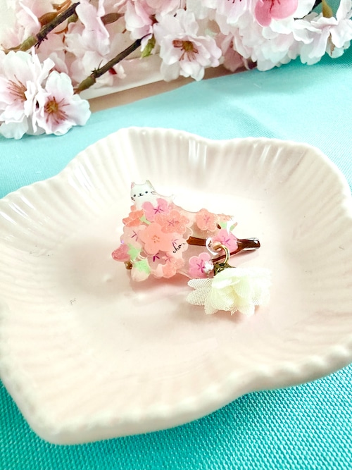 ブローチ『桜と気まぐれネコちゃん』 ブローチ『桜と気まぐれネコちゃん』