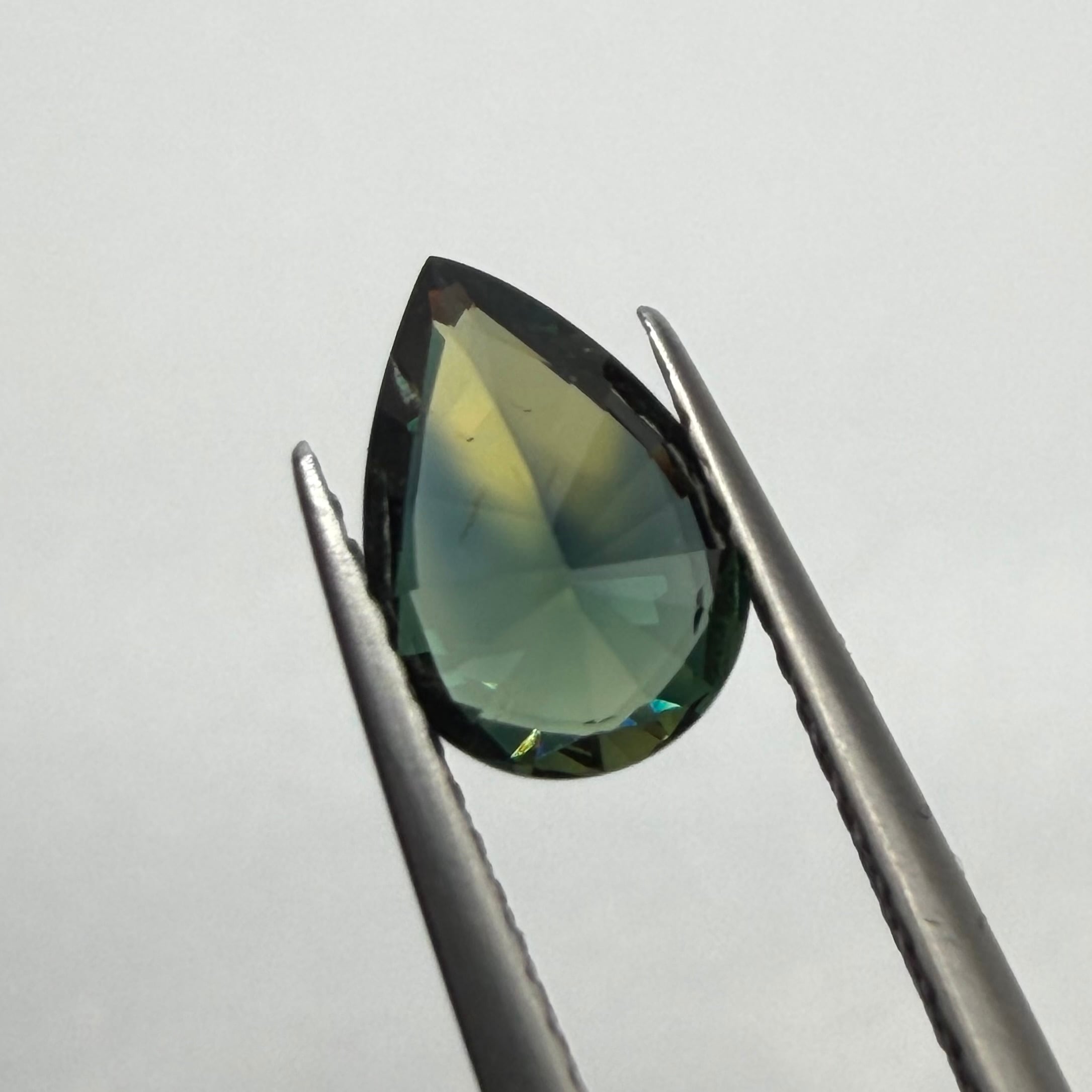 様々な色が見えるティールサファイア