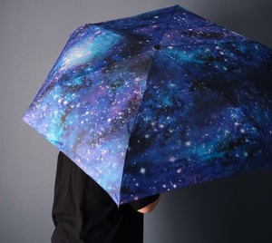 雨の中で差す星空 "星と銀河の宇宙柄" 晴雨兼用 折りたたみ傘・日傘（外側プリント）