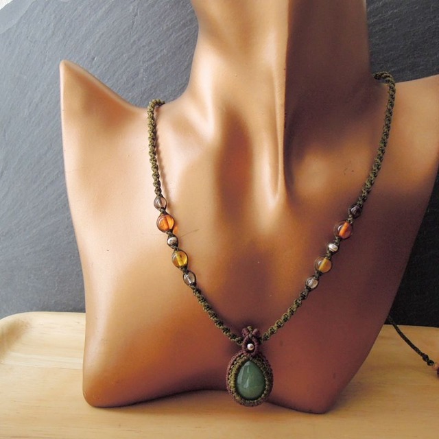 - 癒しの石 -アベンチュリン＆アンバーのマクラメネックレス - Spirit Forest -