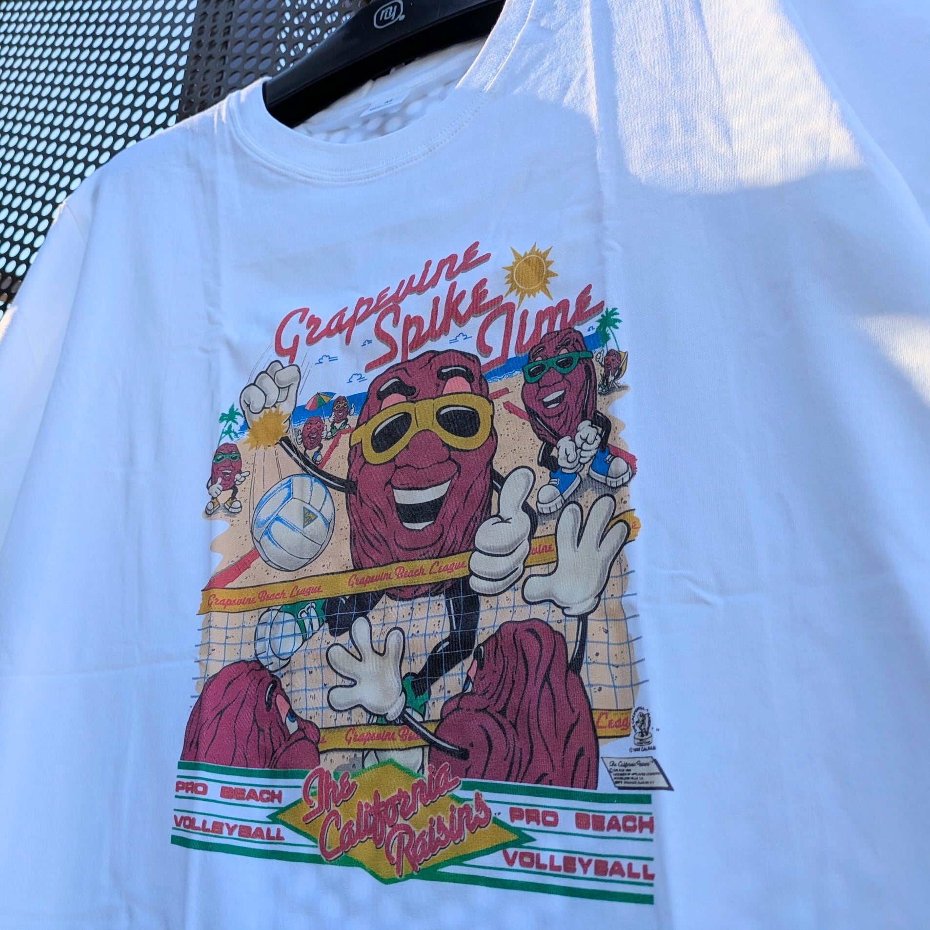 【 California Raisins( カリフォルニアレーズン )】『 Grapevine Spike Time 』/ Tシャツ / PRO BEACH VOLLEYBALL〚アメリカン雑貨 アメトイ〛