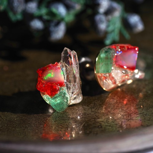【 minneクリスマス限定】 オパール × エメラルド × 水晶 鉱物原石 ピアス