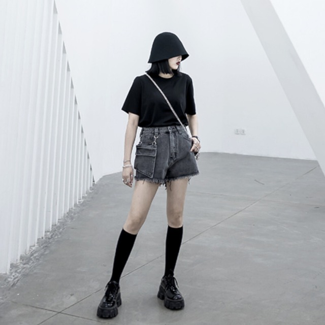 トップス シャツ Tシャツ 無地 半袖 ブラックシャツ ブラック ラウンドネック シンプル カジュアル モード モード系 ブラックコーデ スタイリッシュ マニッシュ かっこいい クール こなれ感 着回し 休日コーデ デート 女子会 デイリー お出かけ おしゃれ お呼ばれ 通勤