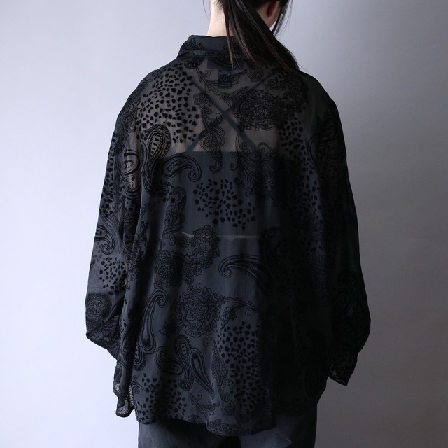 "velours×sheer" over silhouette paisley pattern black one-tone shirt
