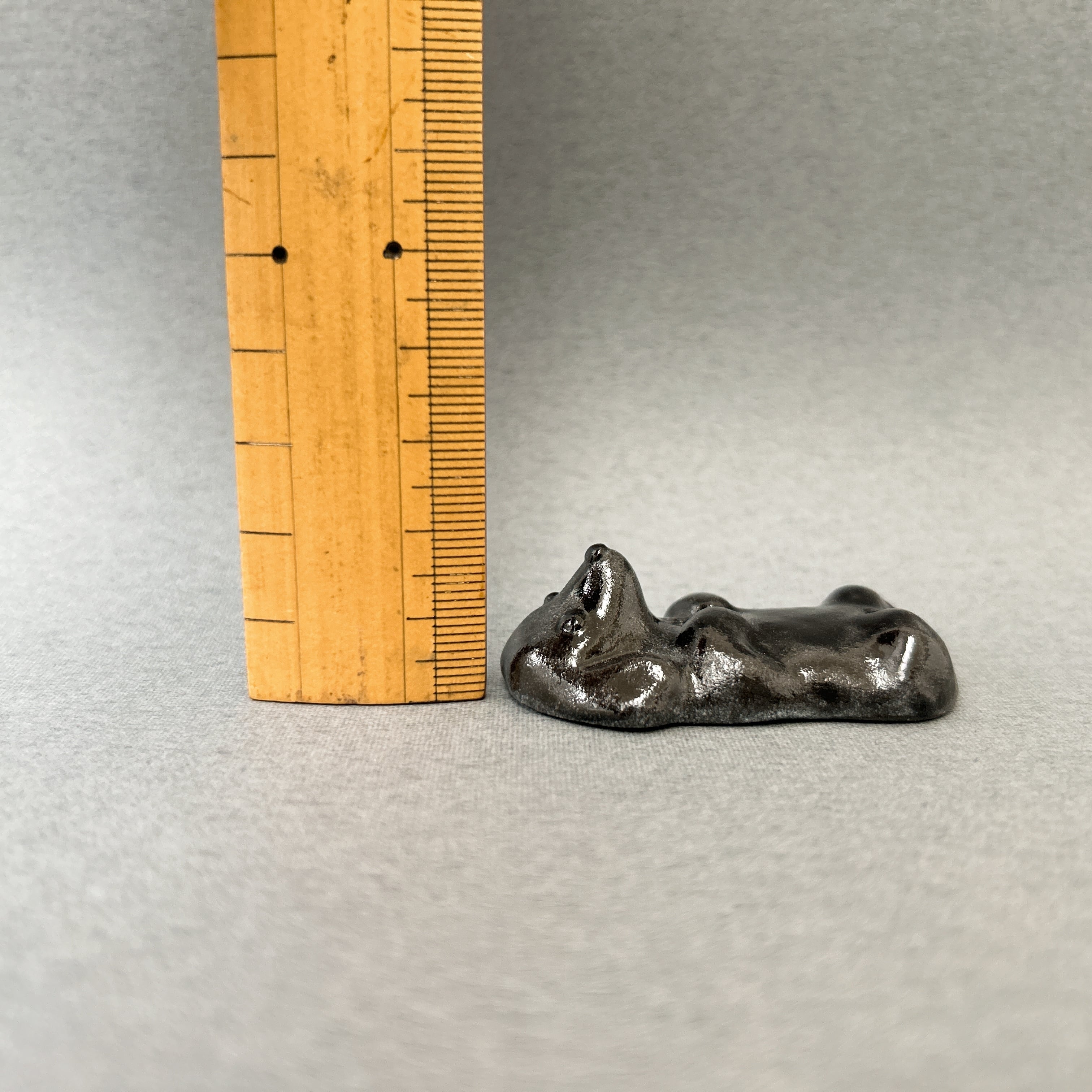 ダックス犬の箸置き（ブラックソリッド）仰向け | 陶器のことり