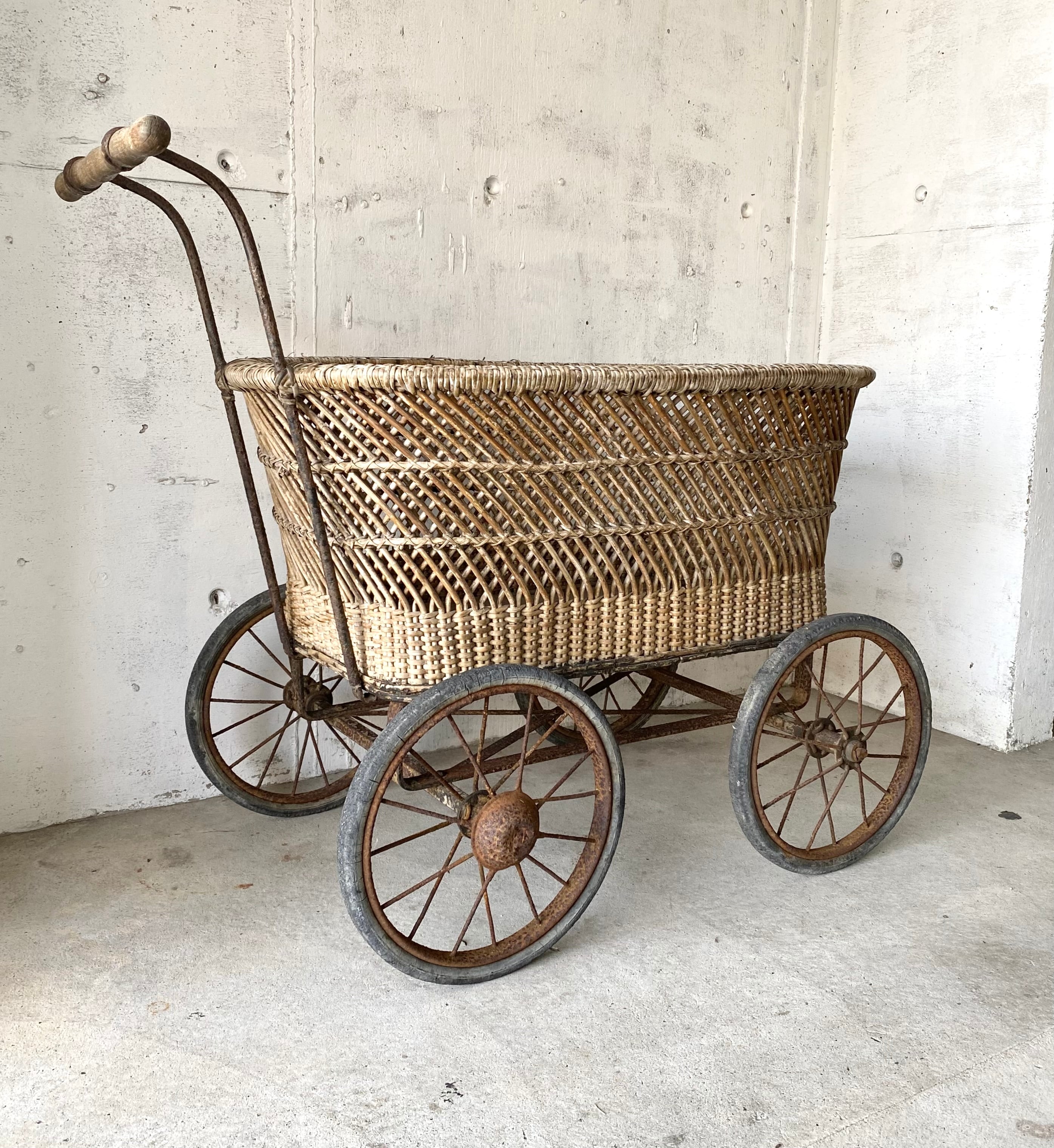 ヴィンテージ風 ミニチュア乳母車 木製車輪 シャビーな乳母車[古家具] | giraffes craft