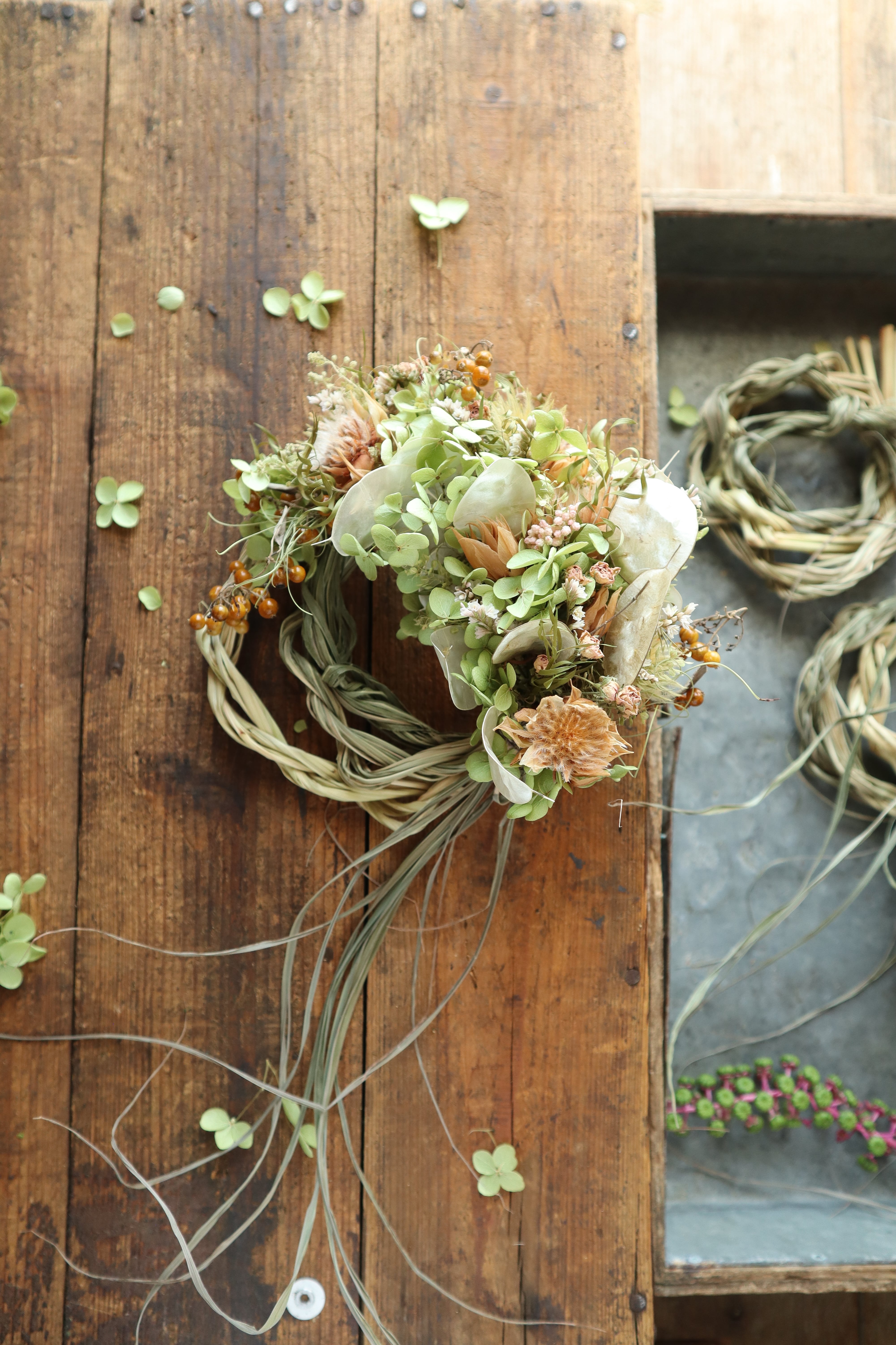 新年を迎える針葉樹が香る注連縄
