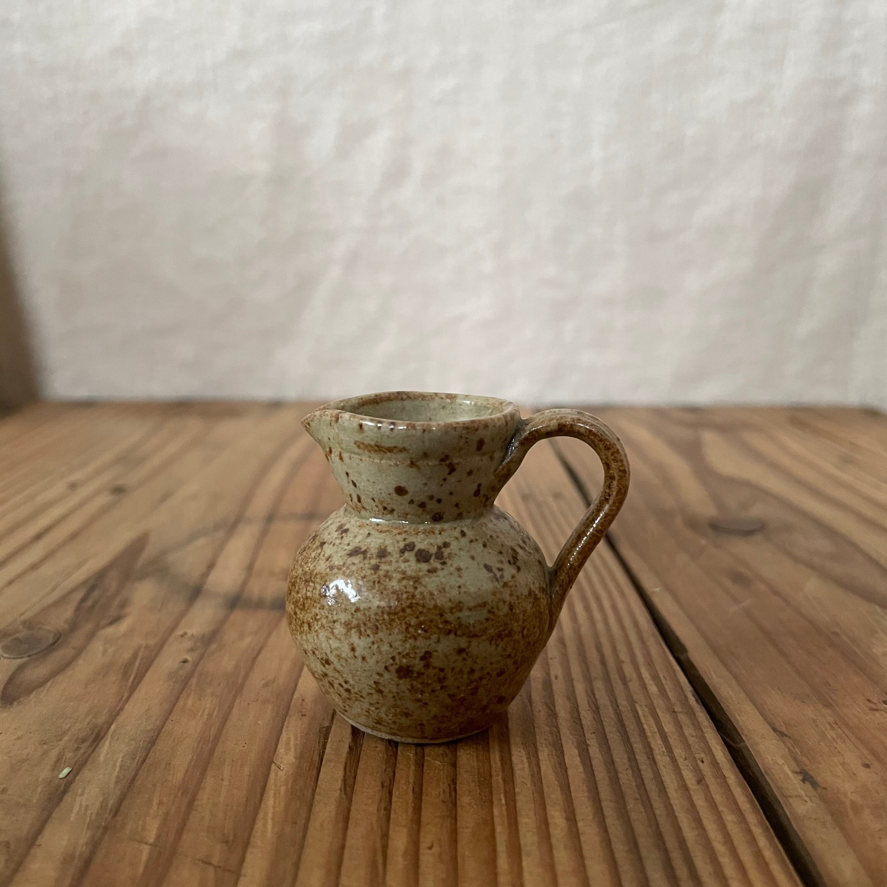 小さな石のようなピッチャー