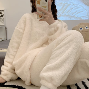 【送料無料】 ルームウェア パジャマ ナイトウェア 4色 上下セット ロング マキシ 袖あり 長袖 クルーネック Aライン フレア 厚手生地 ふわふわ もこもこ 可愛い 大人可愛い シンプル カジュアル フェミニン 無地 冬 30代 40代 レディース 女性用 ママ 休日 普段使い 体型カバー 定番 プチプラ 着痩せ   ホワイト ブラック レッド ブラウン 大人カラー ベイクドカラー モノトーン