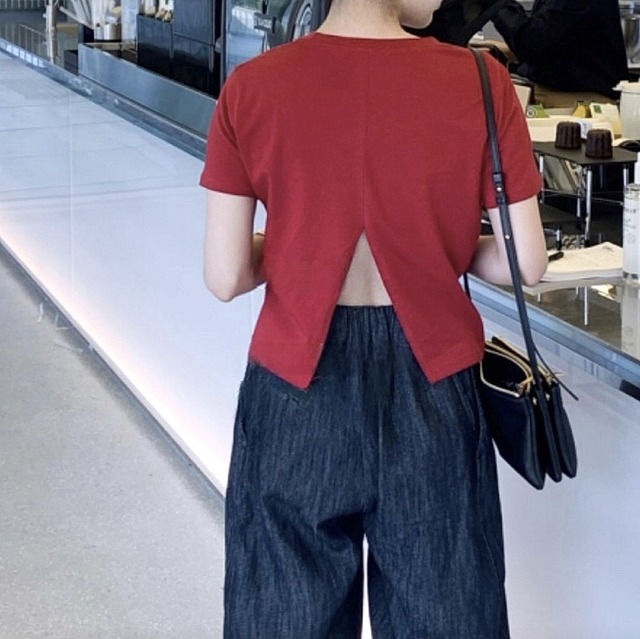 【MADE IN KOREA-送料無料-】バックスリット ショート丈Tシャツ シンプルT(レッド)