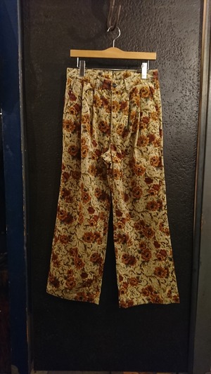 A PUZZLING HOME  "FLOWER CORDUROY 2TUCK PANTS" Beige Color